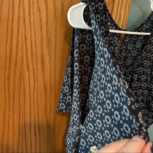 Harlowe & Graham Navy Blue Floral Blouse Size Medium Boho Cold Shoulder Flowy - Picture 8 of 11